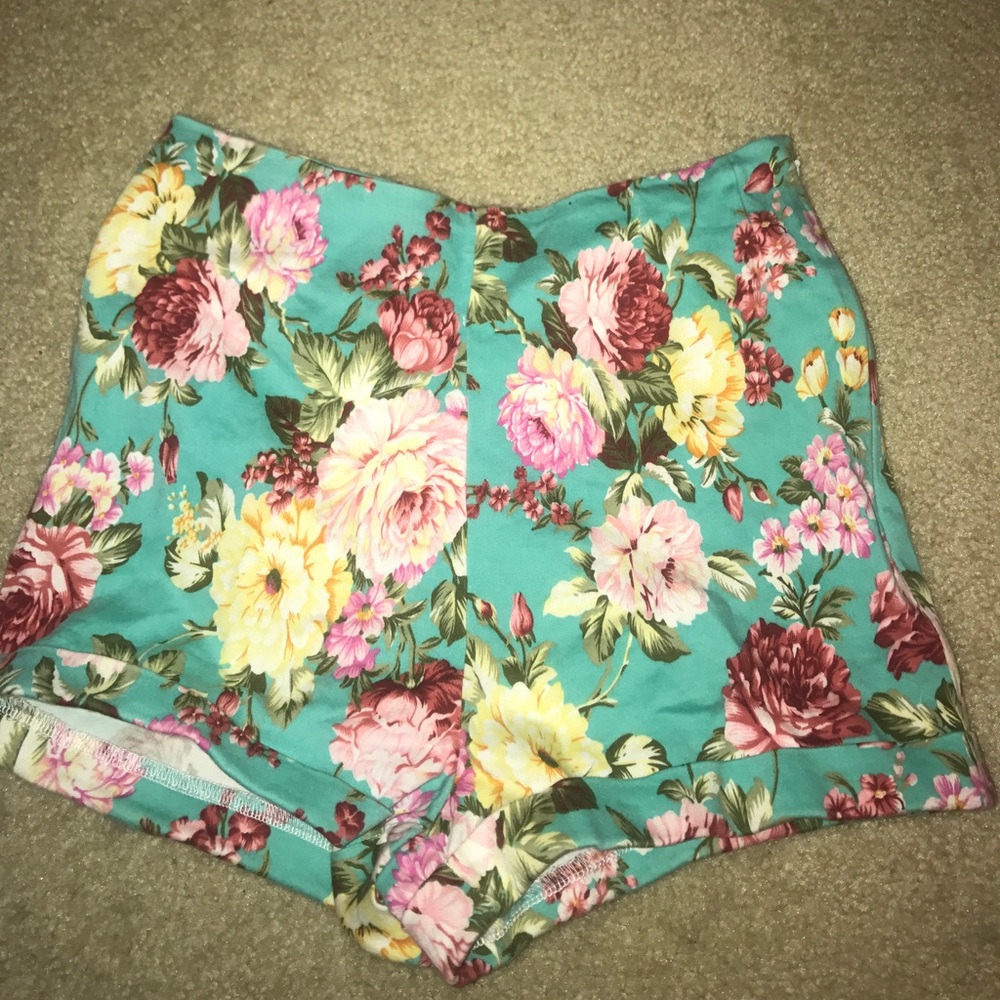 Brandy Melville cute floral shorts